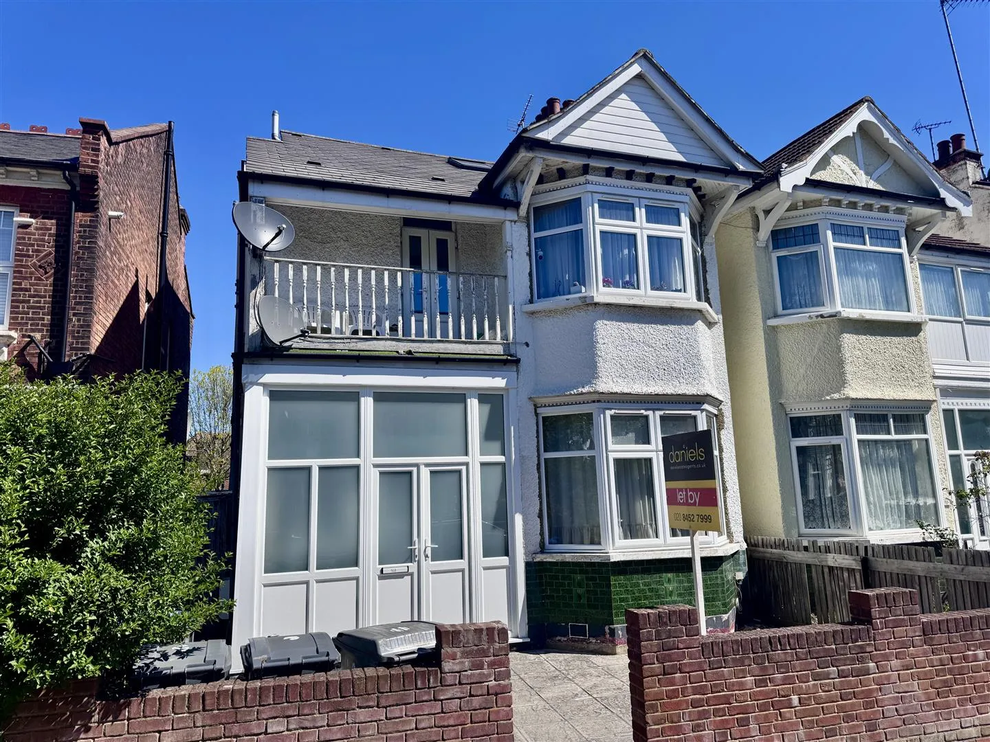 Flat Melrose Avenue in Greater London