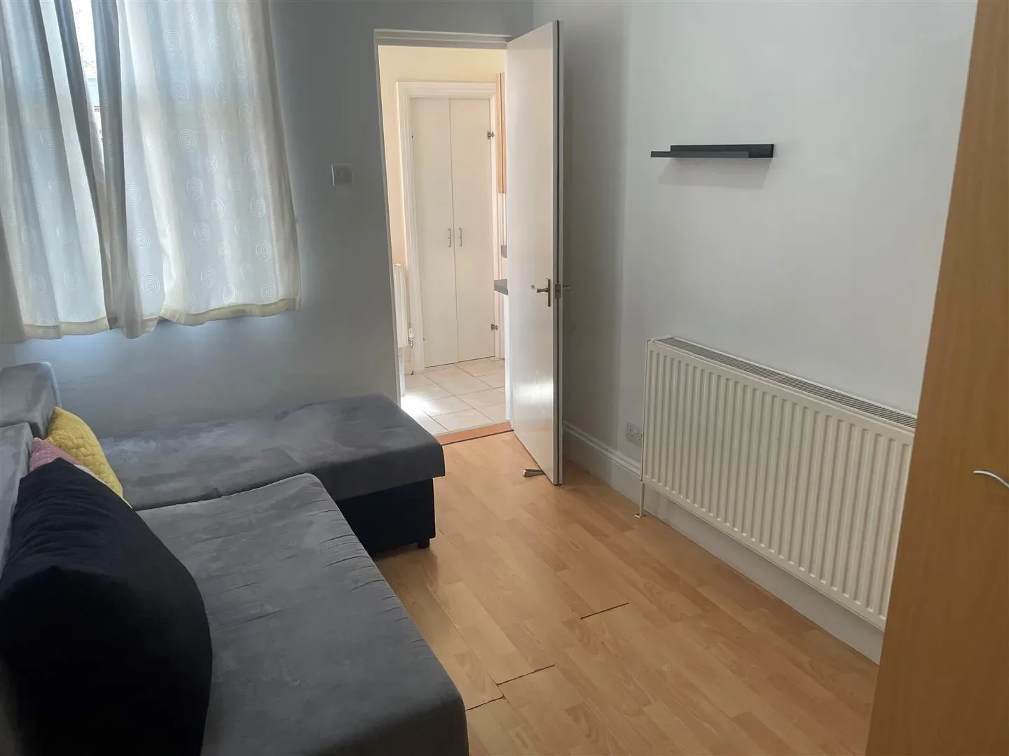 Flat Melrose Avenue in Greater London