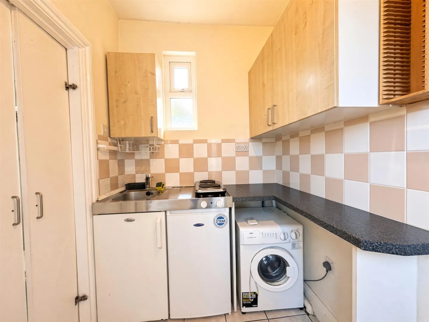 Flat Melrose Avenue in Greater London