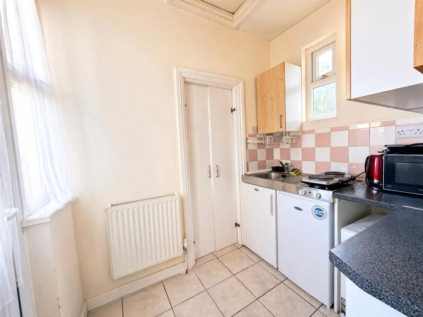 Flat Melrose Avenue in Greater London