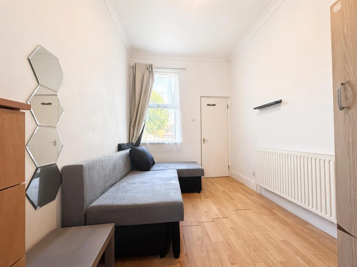 Flat Melrose Avenue in Greater London