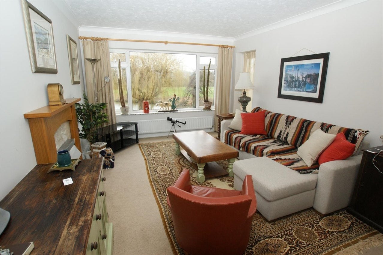 Flat Leys Road in Cobham