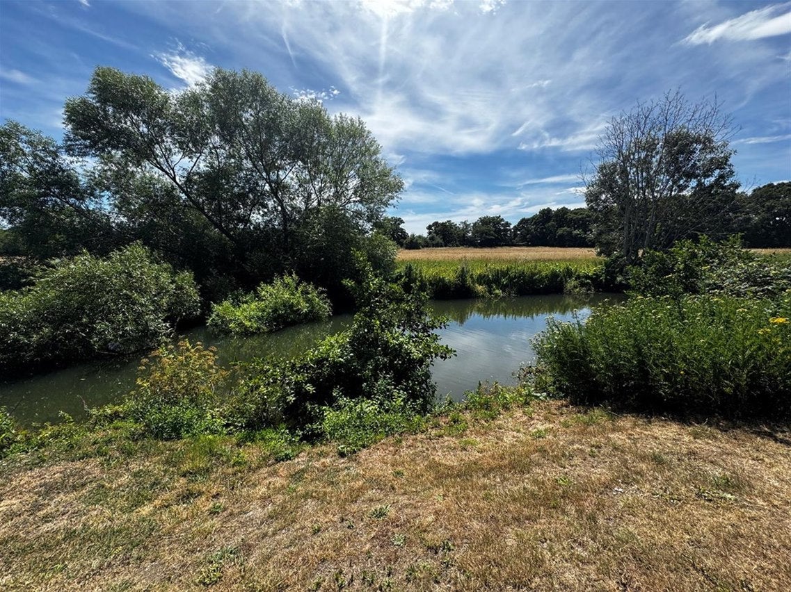 Flat Leys Road in Cobham