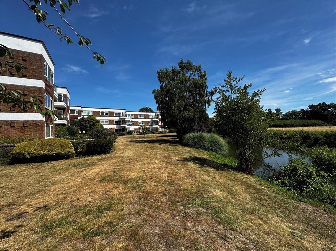 Flat Leys Road in Cobham