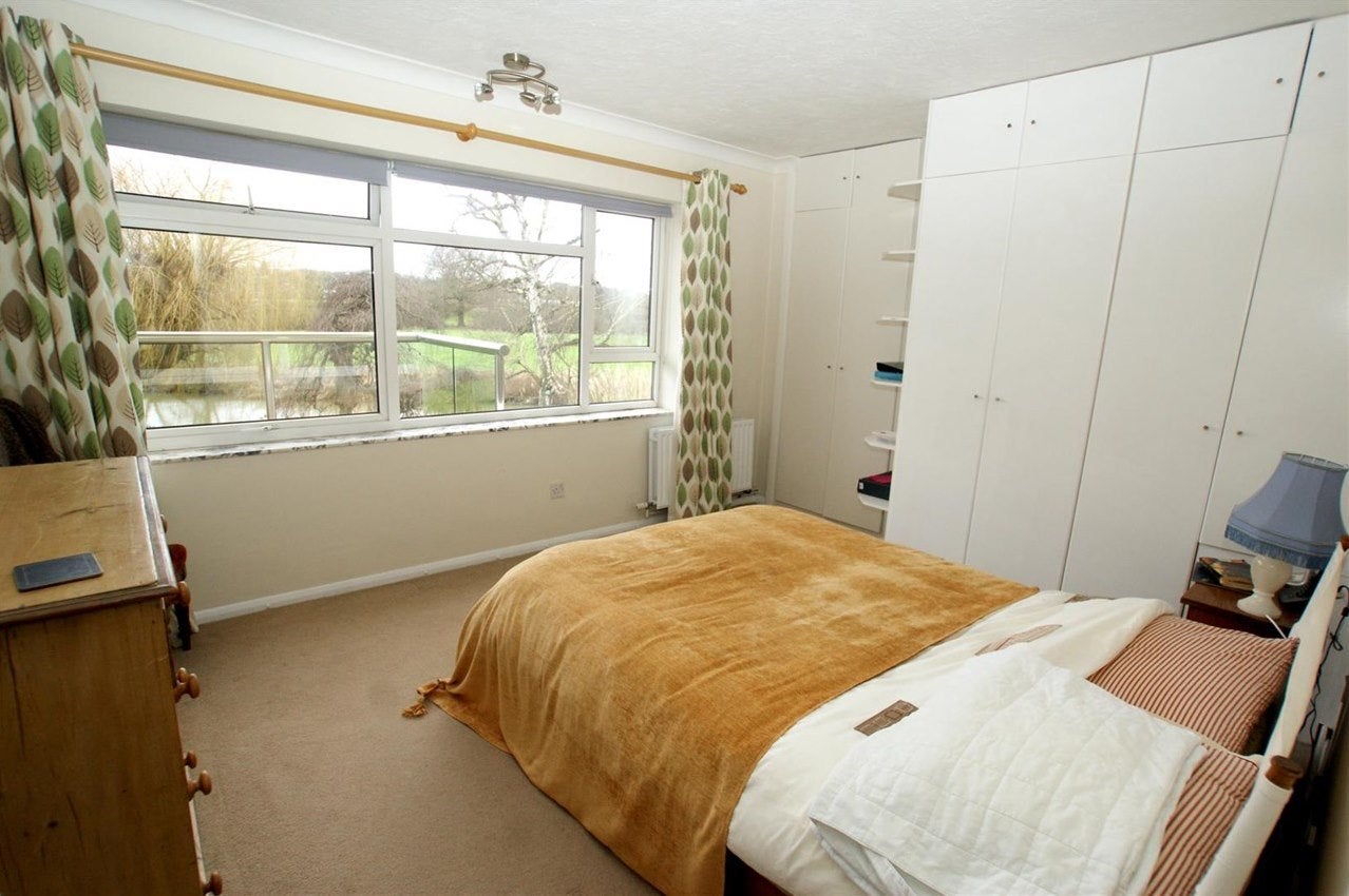 Flat Leys Road in Cobham