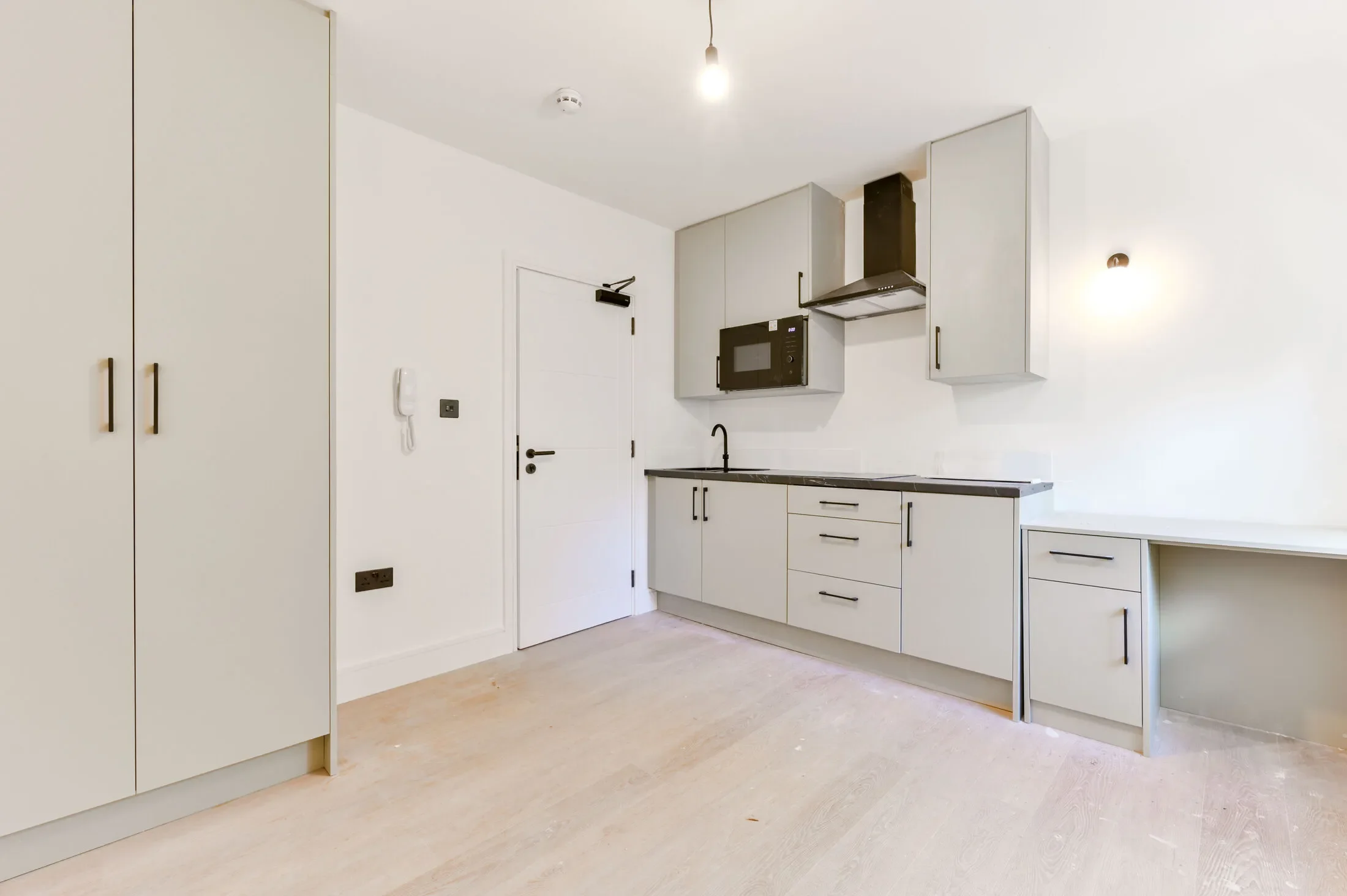 Flat Montpelier Road in Greater London