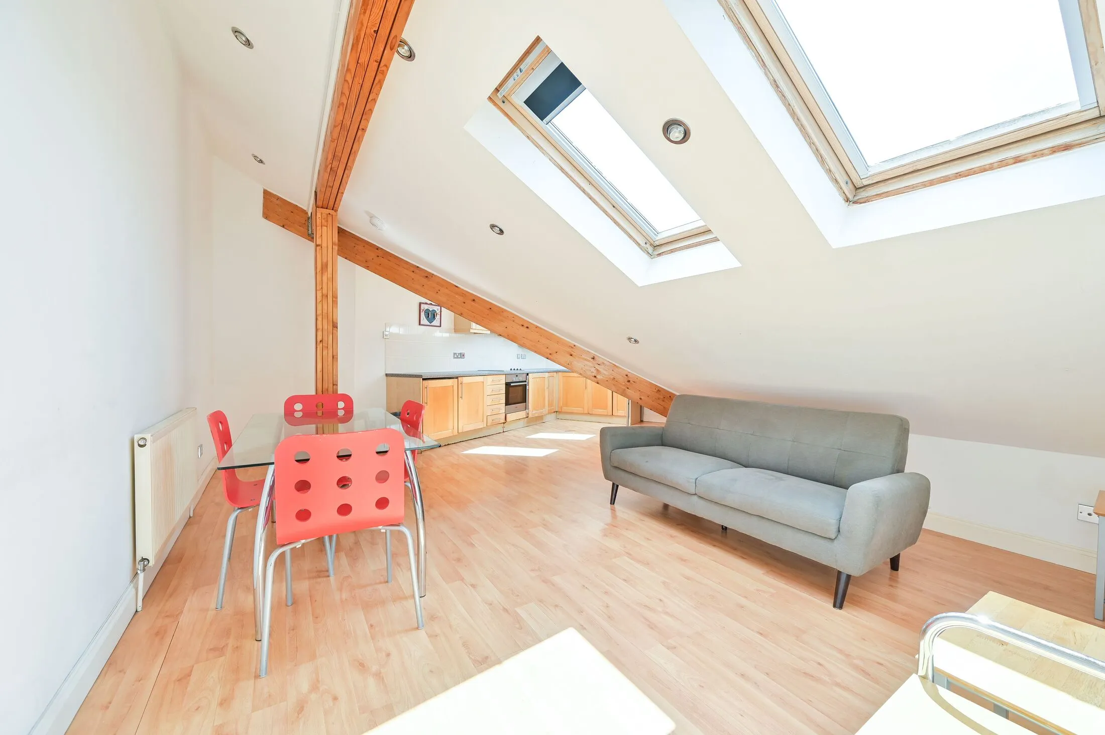 Flat Iceland Place in Greater London