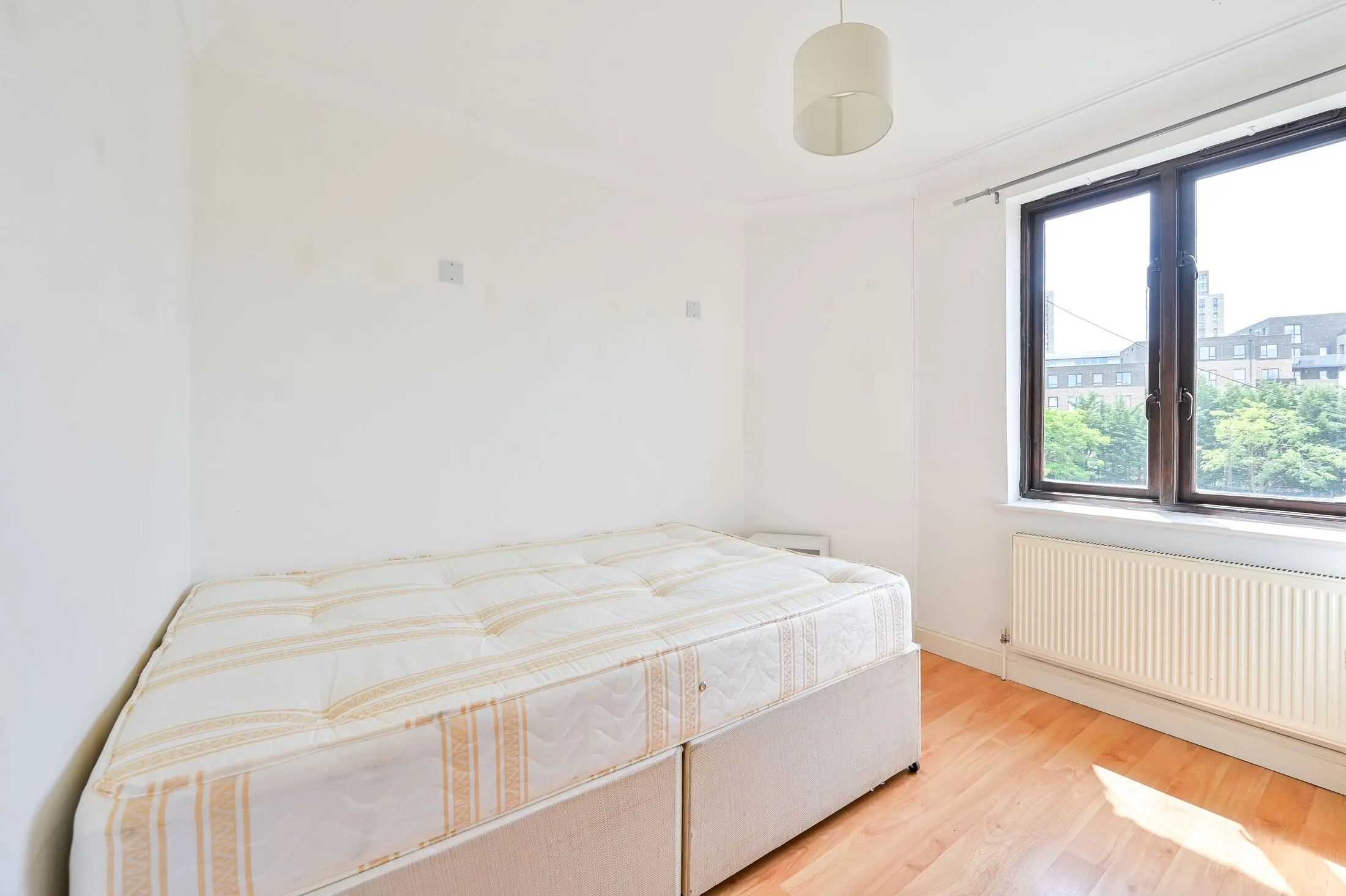 Flat Iceland Place in Greater London