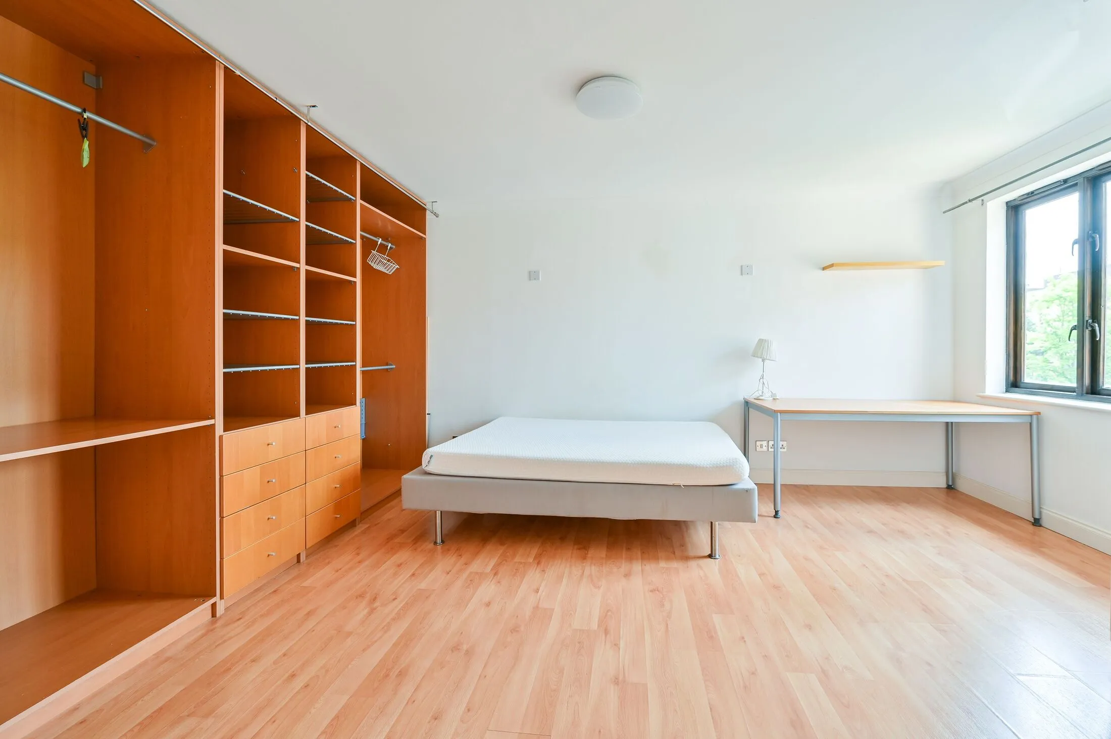 Flat Iceland Place in Greater London