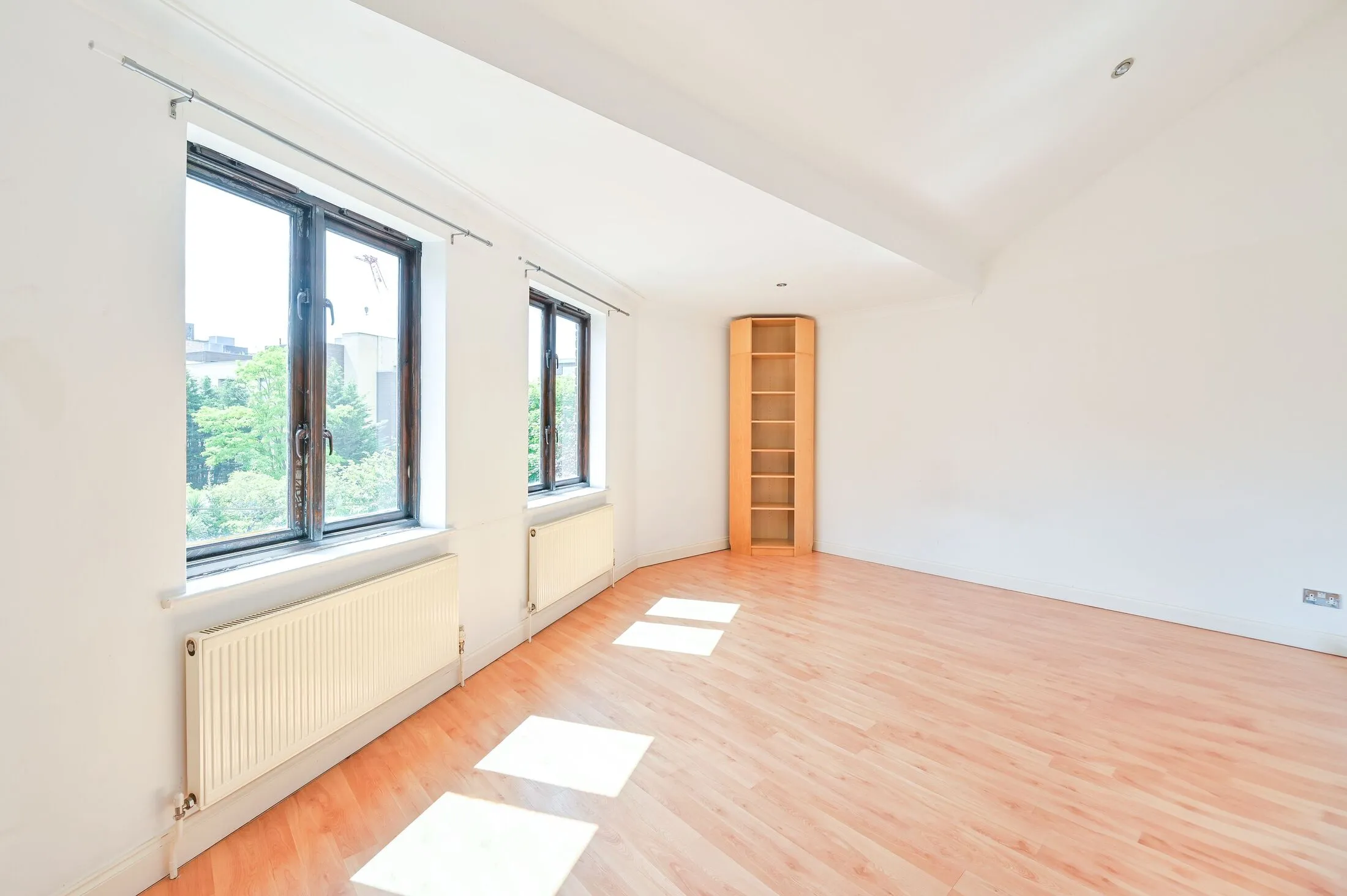 Flat Iceland Place in Greater London