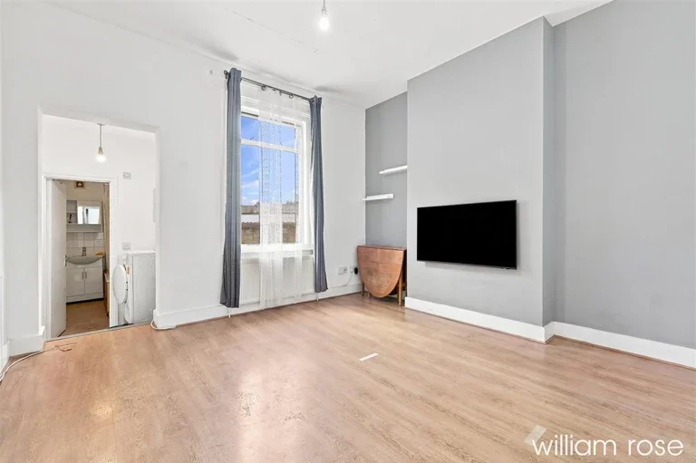 Flat George Lane in Greater London