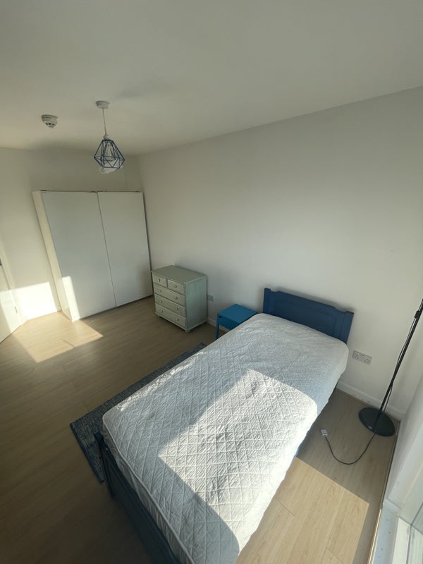 Room Hindrey Road in Greater London