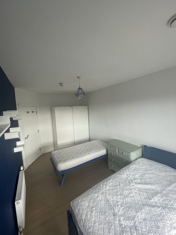 Room Hindrey Road in Greater London