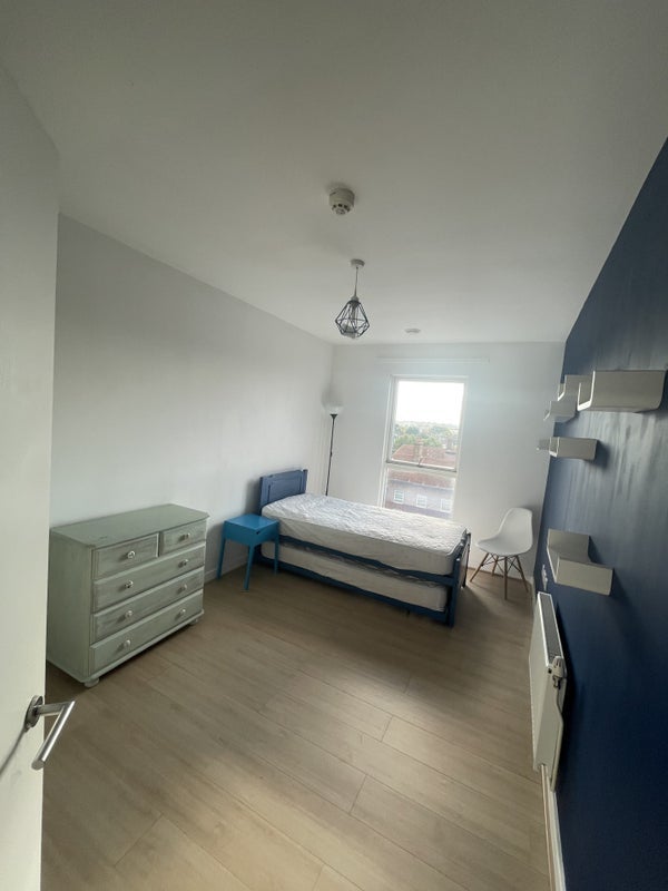 Room Hindrey Road in Greater London