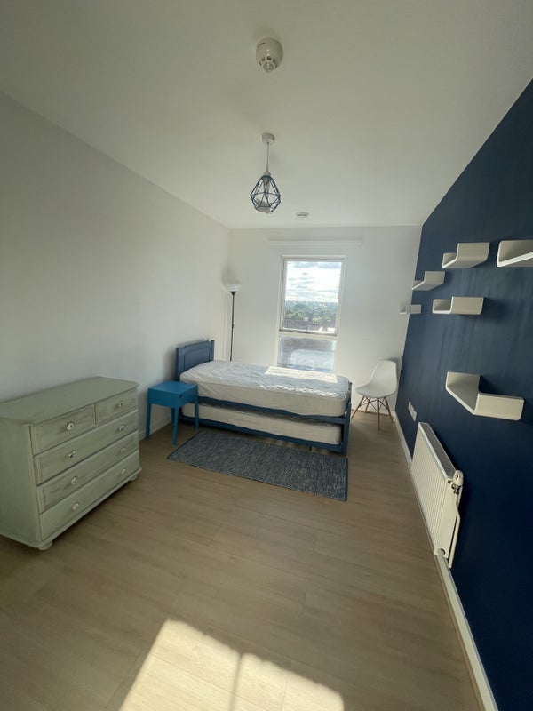 Room Hindrey Road in Greater London