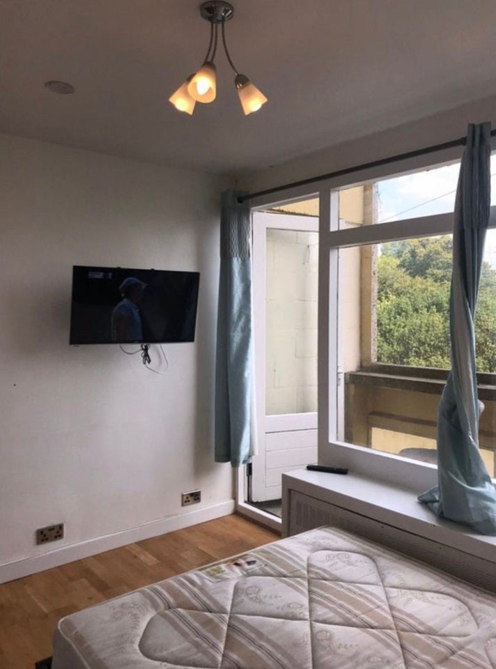Room Highcliffe Drive in Greater London