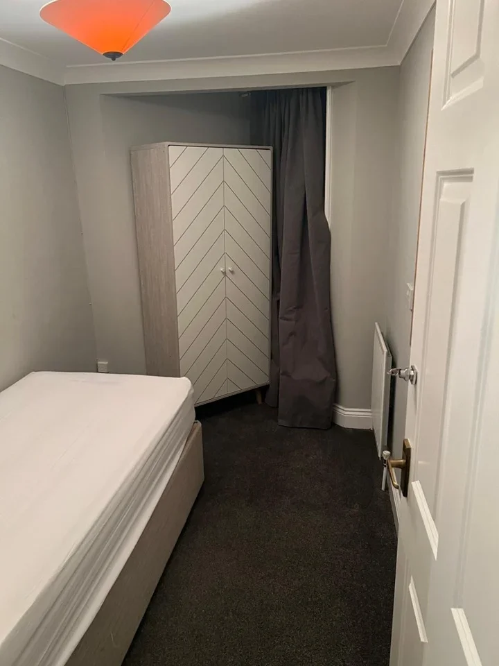 Room Commercial Place in Gravesham