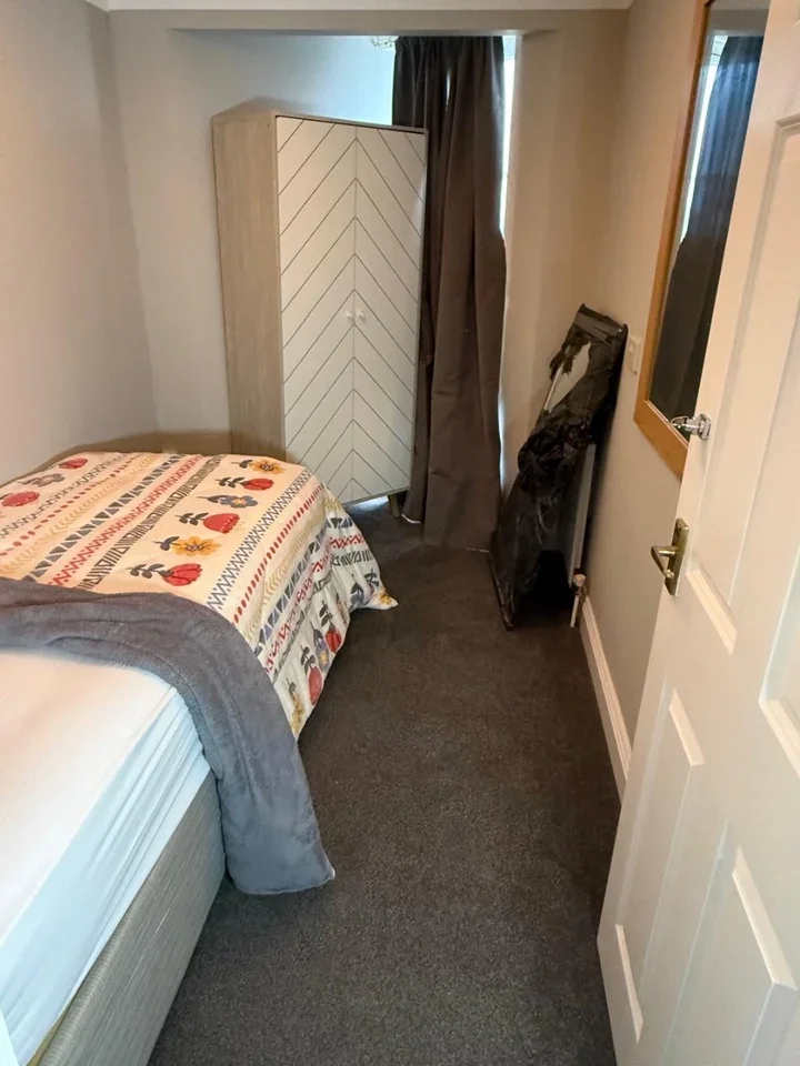 Room Commercial Place in Gravesham