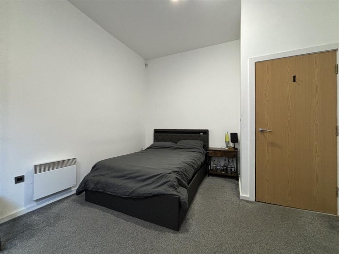 Flat Elmfield Road in Leeds