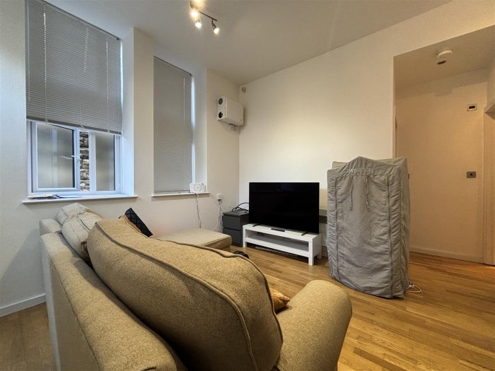 Flat Elmfield Road in Leeds