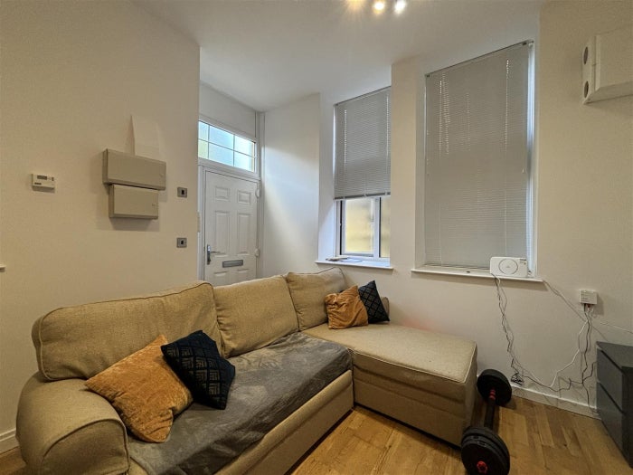 Flat Elmfield Road in Leeds