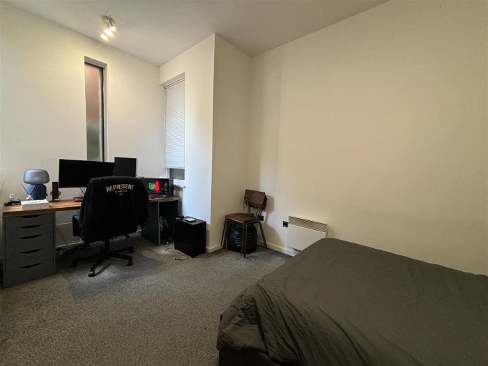 Flat Elmfield Road in Leeds