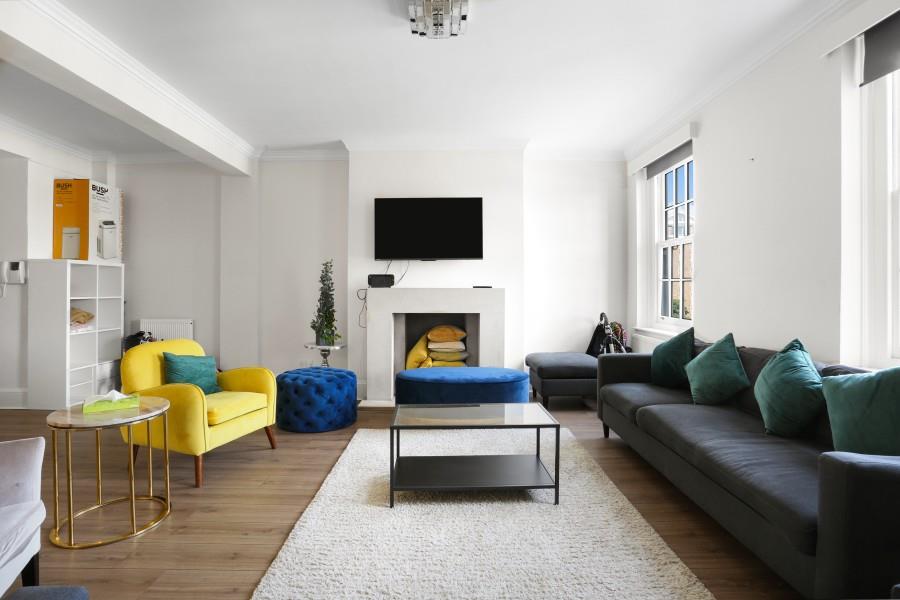 Flat Warwick Gardens in Greater London