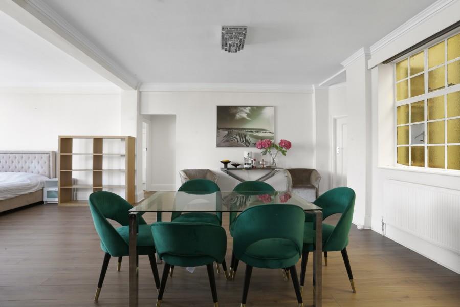 Flat Warwick Gardens in Greater London
