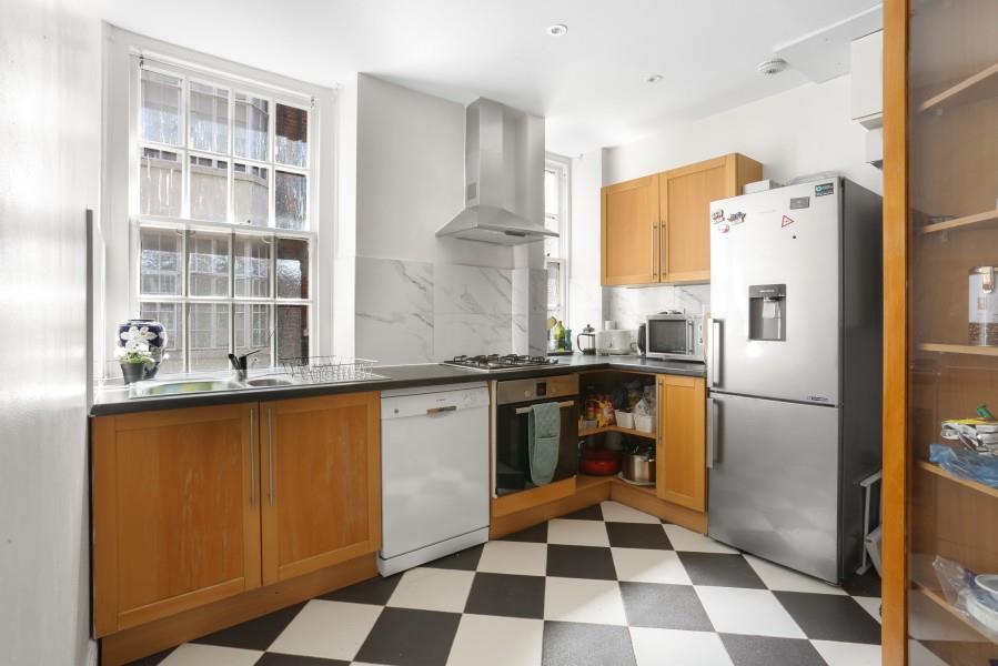 Flat Warwick Gardens in Greater London