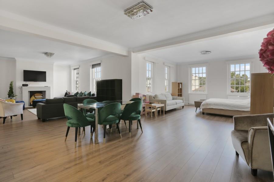 Flat Warwick Gardens in Greater London