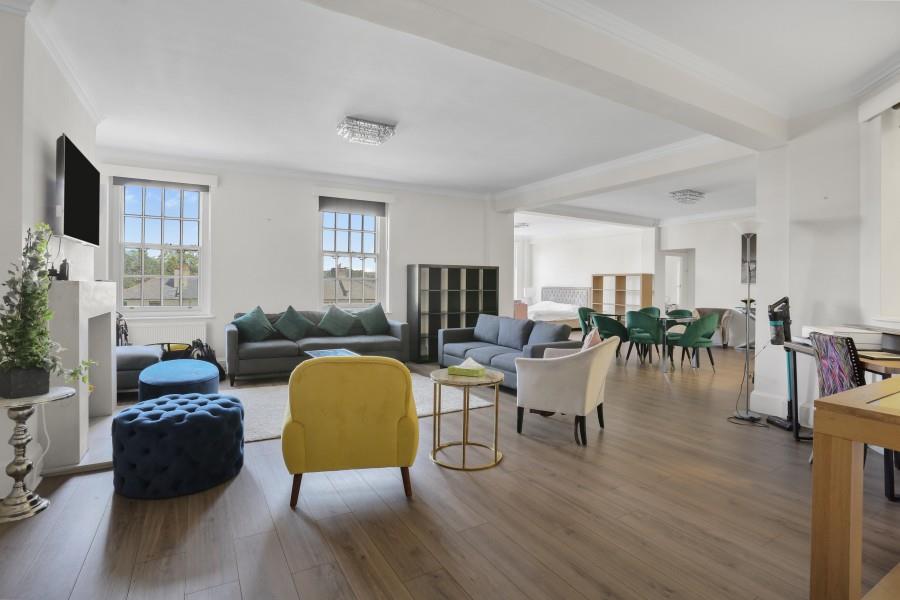 Flat Warwick Gardens in Greater London