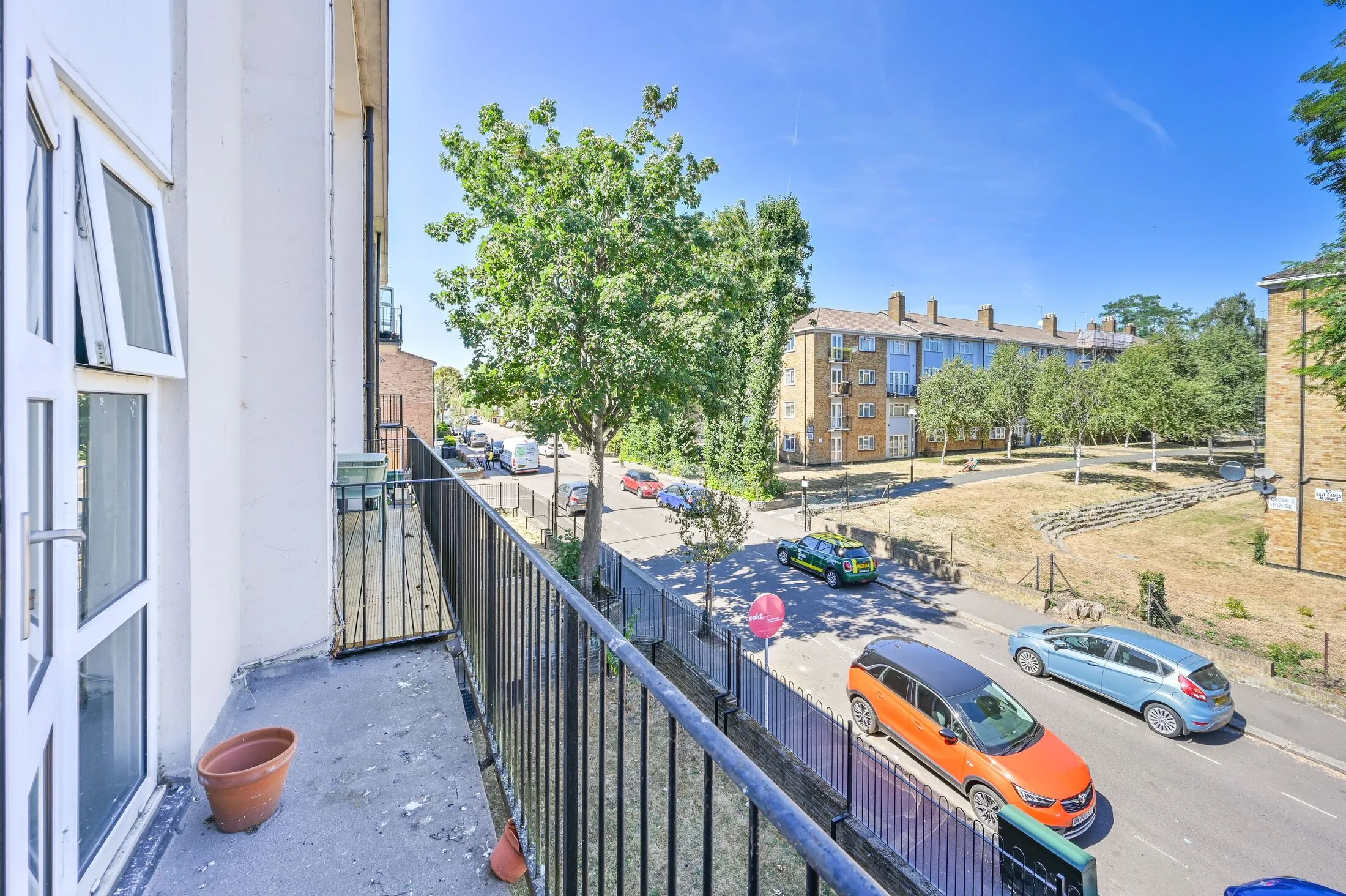 Flat Church Hill Road in Greater London