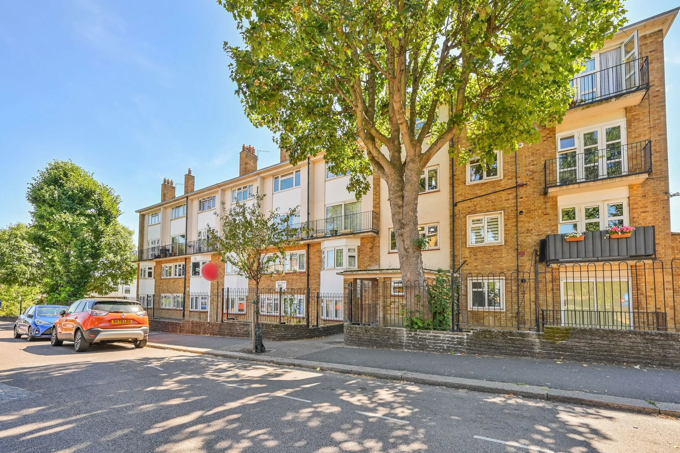 Flat Church Hill Road in Greater London