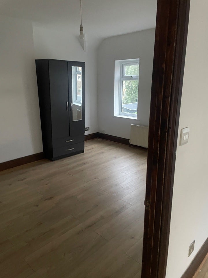 Flat Heathway in Greater London