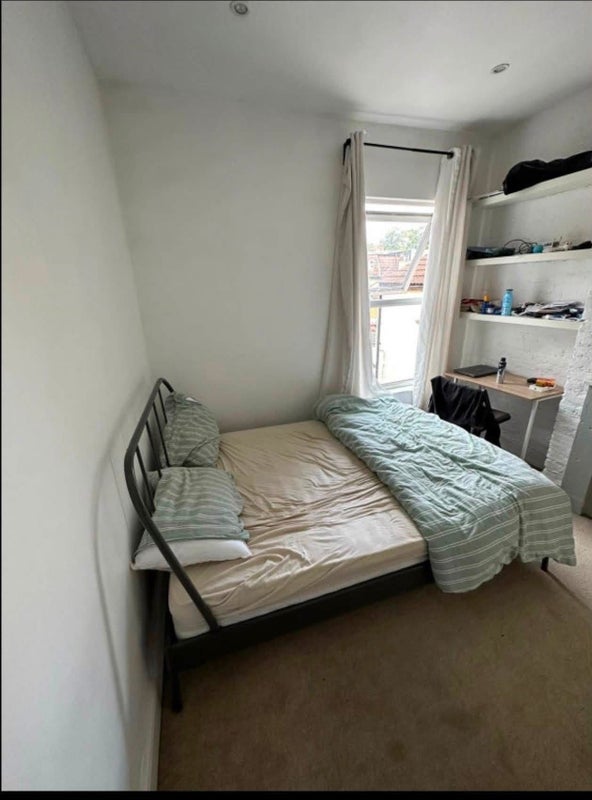 Room Haydons Road in Greater London