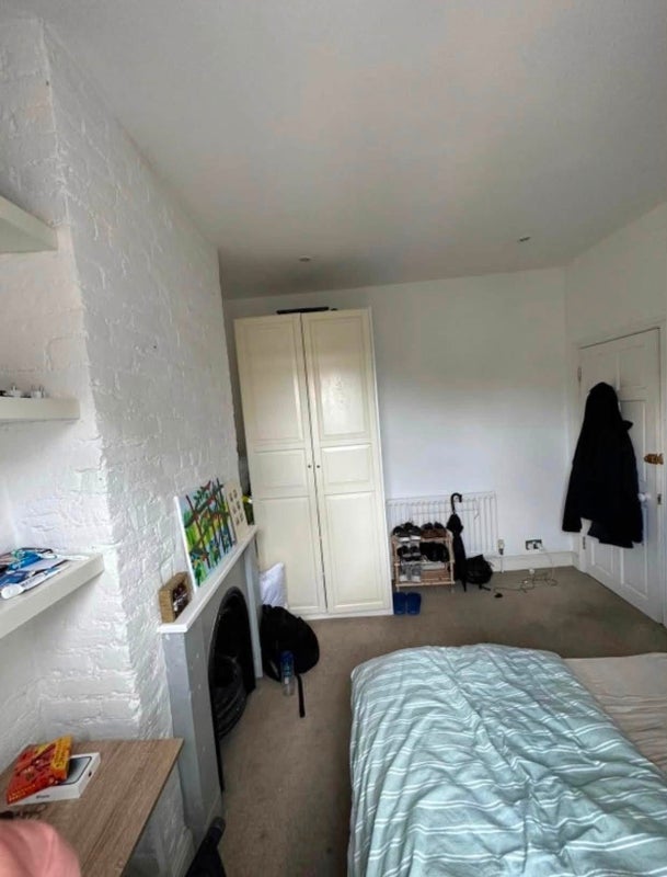 Room Haydons Road in Greater London