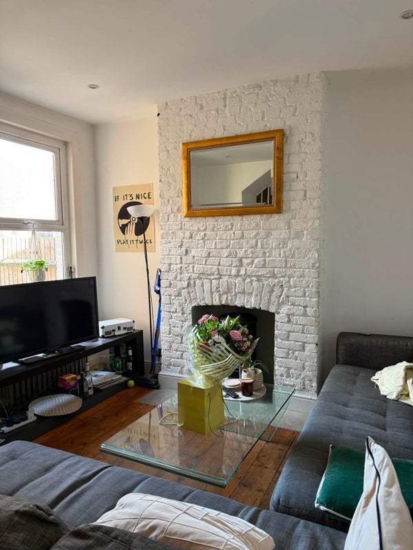 Room Haydons Road in Greater London
