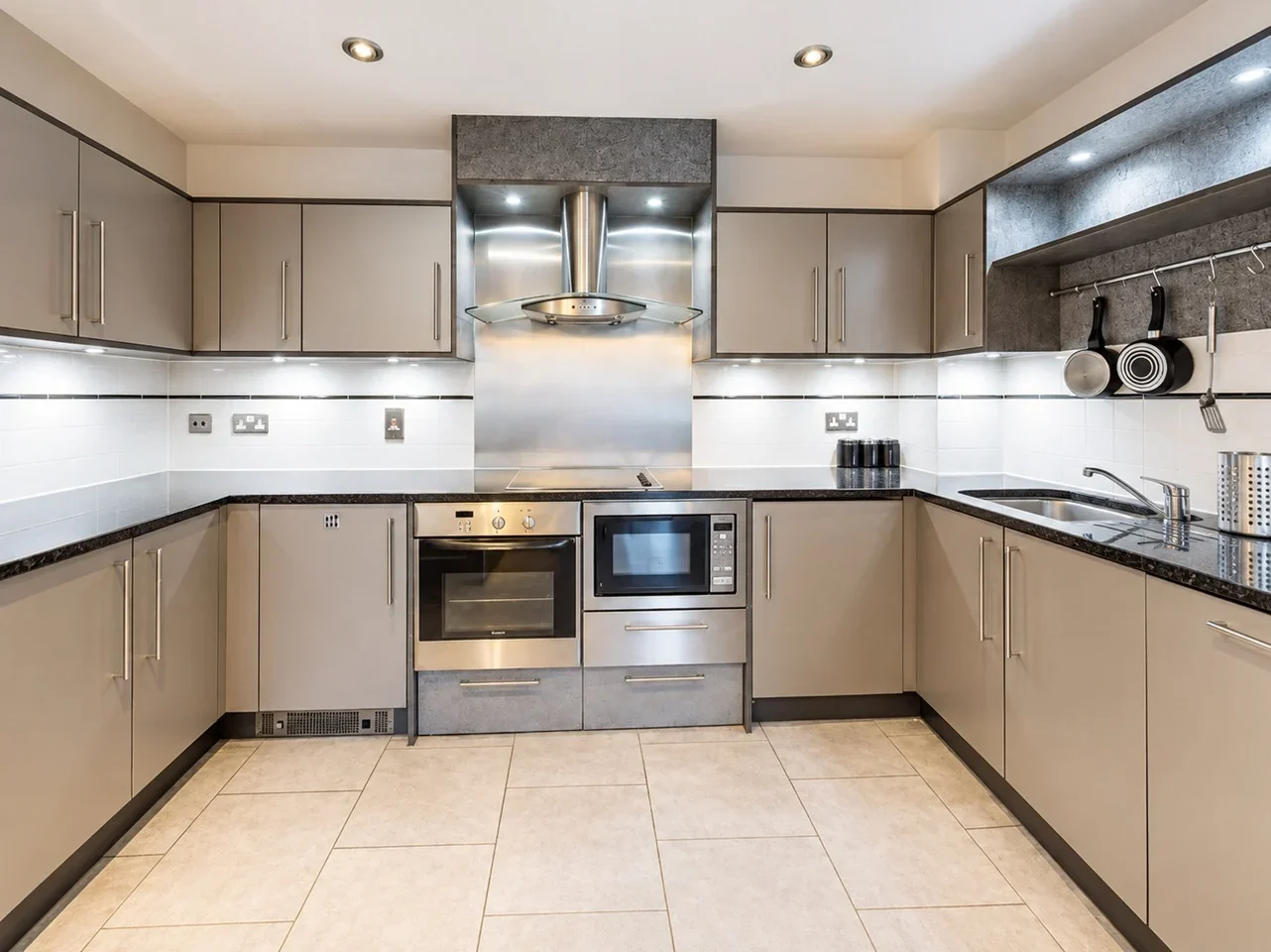 Flat Bridgefoot in Greater London