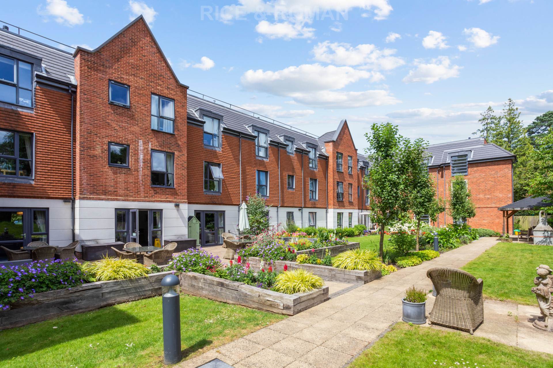 Flat Waterloo Road in Buckler's Park