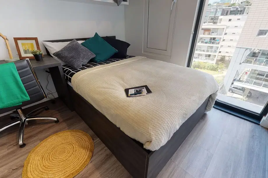 Room Commercial Road in Greater London