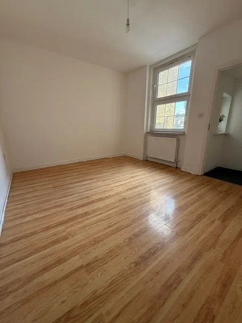 Flat Huguenot Place in Greater London