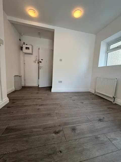 Flat Huguenot Place in Greater London