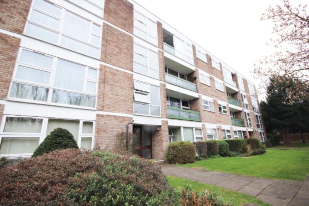 Flat Clivedon Court in Greater London