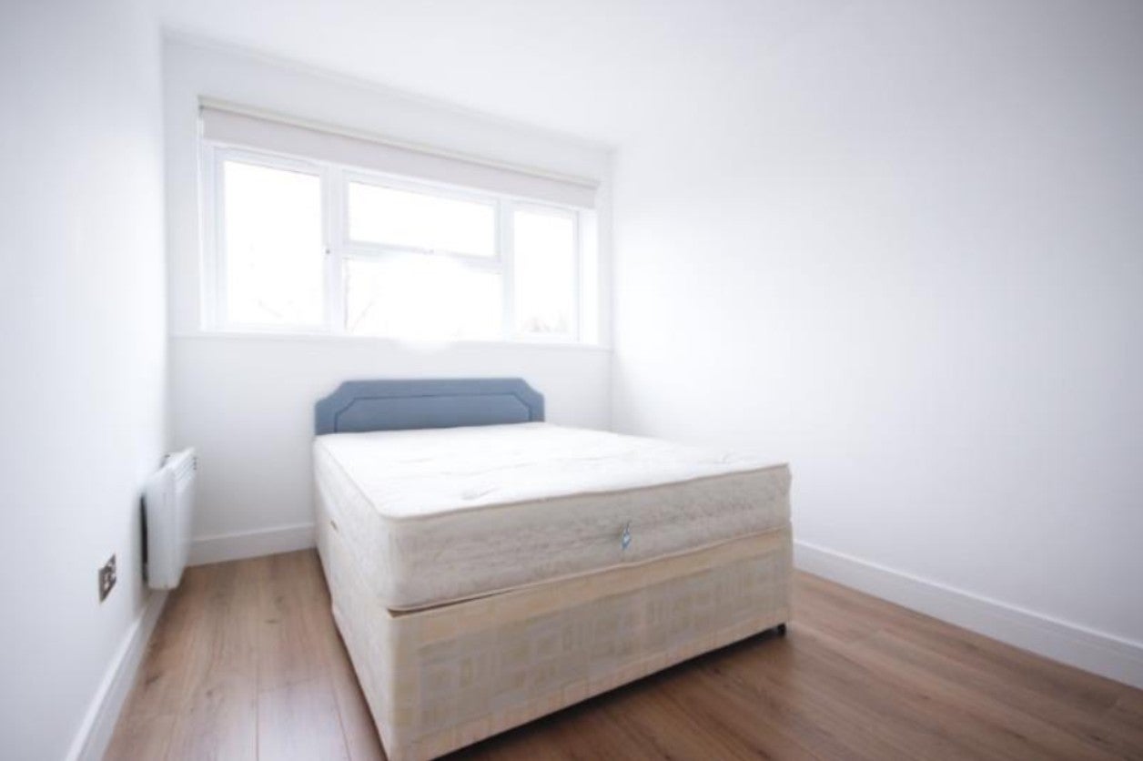 Flat Clivedon Court in Greater London