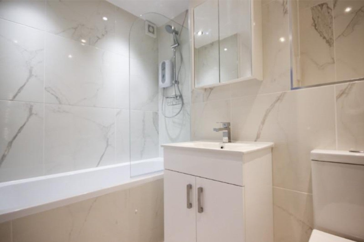 Flat Clivedon Court in Greater London