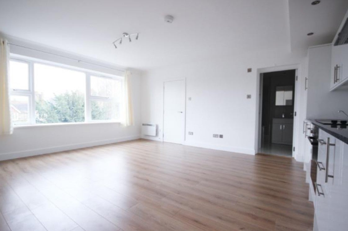 Flat Clivedon Court in Greater London