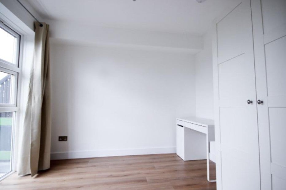 Flat Clivedon Court in Greater London