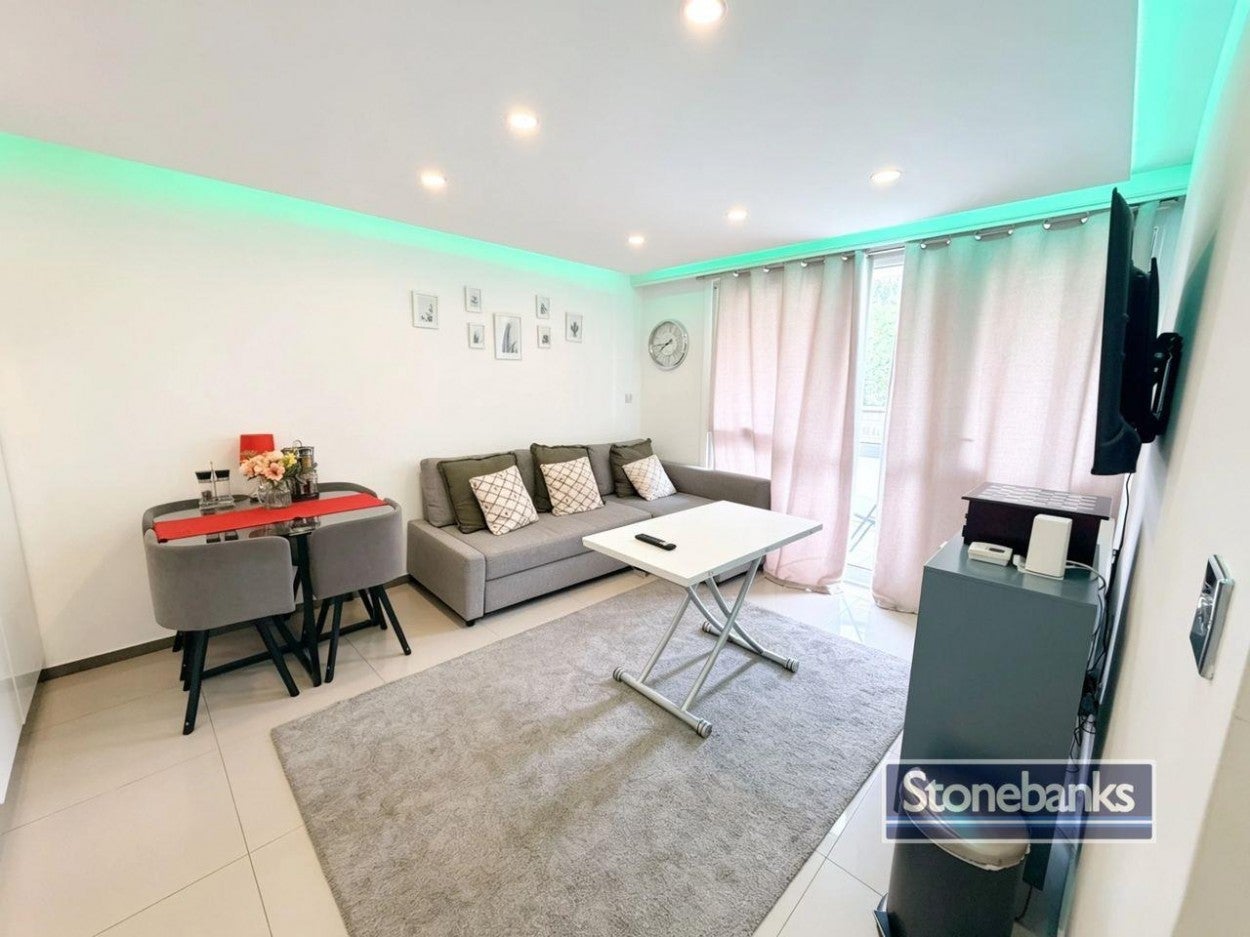 Flat Oman Avenue in Greater London