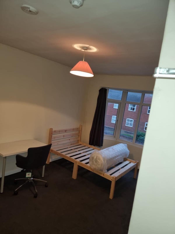 Room St Helen's Road in Royal Leamington Spa