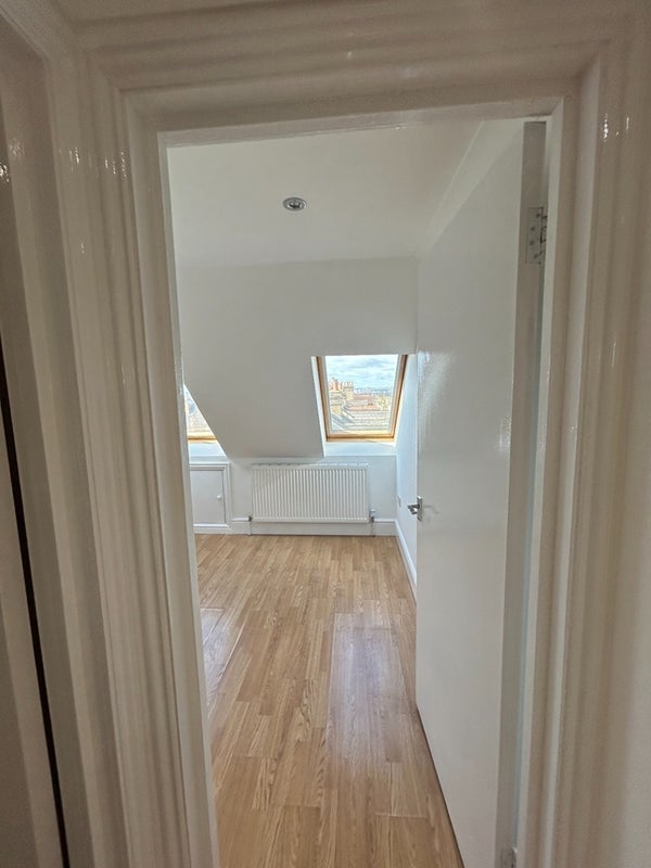 Room Hoe Street in Greater London